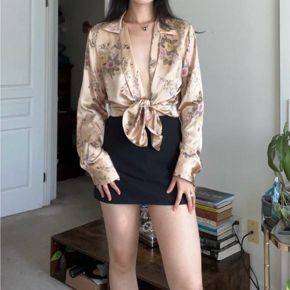 Gorgeous 100% silk tan floral button up shirt - Picture 5 of 11